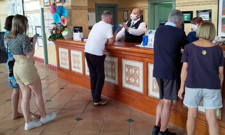 Aíslan a cientos en hotel de Tenerife tras detectarse un caso de COVID-19