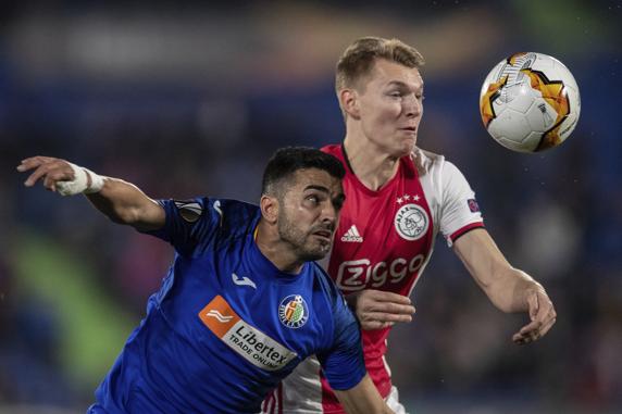 Ángel, que fue suplente, disputa un baló ante el Ajax