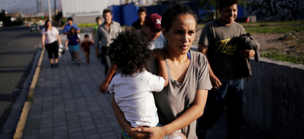 Corte de apelaciones de EU bloquea programa “Espera en México” para migrantes