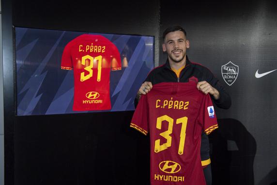 Carles Pérez, en su presentación con la Roma  (Fabio Rossi/LaPresse via AP)