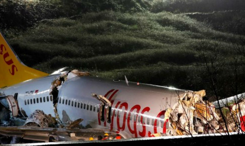 Descarrila avión y se parte en dos en aeropuerto de Estanbul | Video