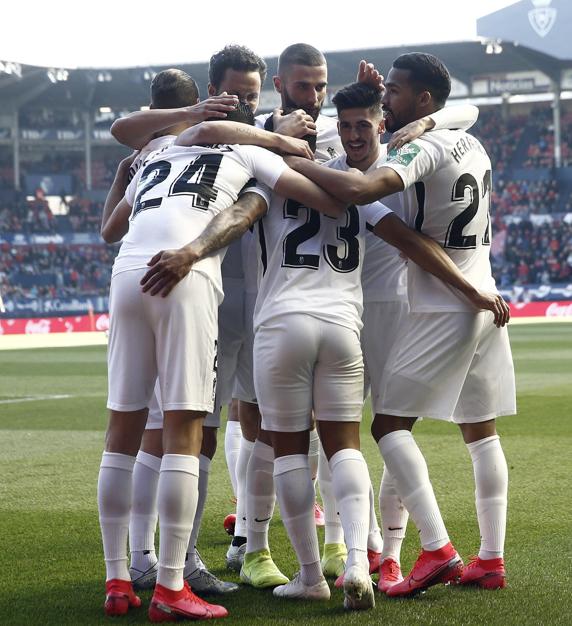 Los jugadores del Granada celebran por todo lo alto el triunfo ante Osasuna