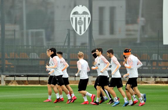 El Valencia se entrenó este martes por la mañana en Paterna. EFE/Manuel Bruque