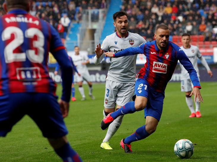 El Eibar coge aire gracias a un doblete de Charles