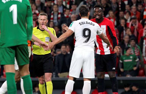 El delantero del Athletic Iñaki Williams (d) discute con el delantero del Granada Roberto Soldado.