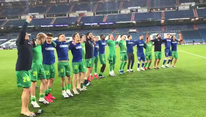 Los jugadores de la Real salieron a celebrar la victoria con su afición Los jugadores de la Real salieron a celebrar la victoria con su afición