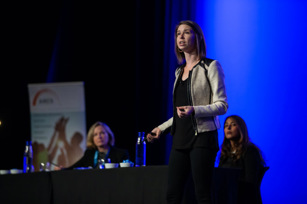 Esta cooperativa quiere devolver dinero a las manos de los pacientes.