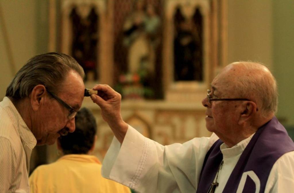 Iglesia católica celebra el Miércoles de Ceniza con precauciones por temor al coronavirus, Vaticano envía exhorto