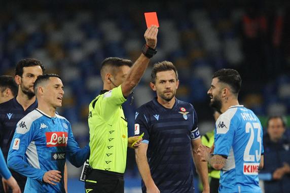 El colegiado Davide Massa, expulsando al defensa del Nápoles Elseid Hysaj en Coppa Italia contra el Lazio EFE/EPA/CESARE ABBATE