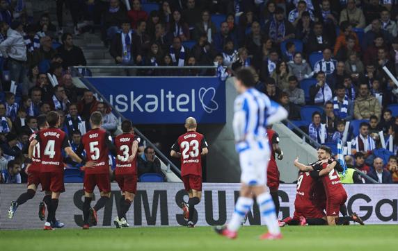 Celebración del Mirandés en el gol de Matheus