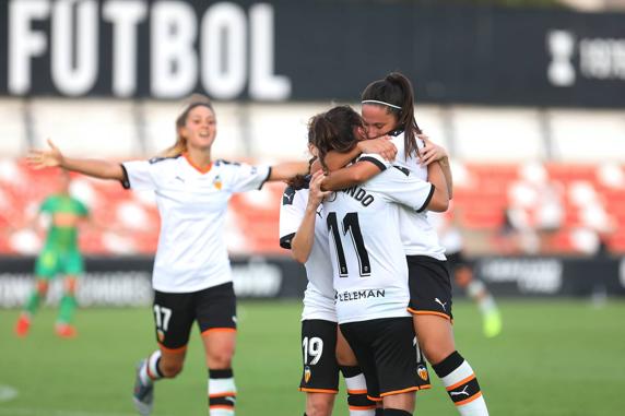 Mari Paz Vilas celebra un gol con sus compañeras