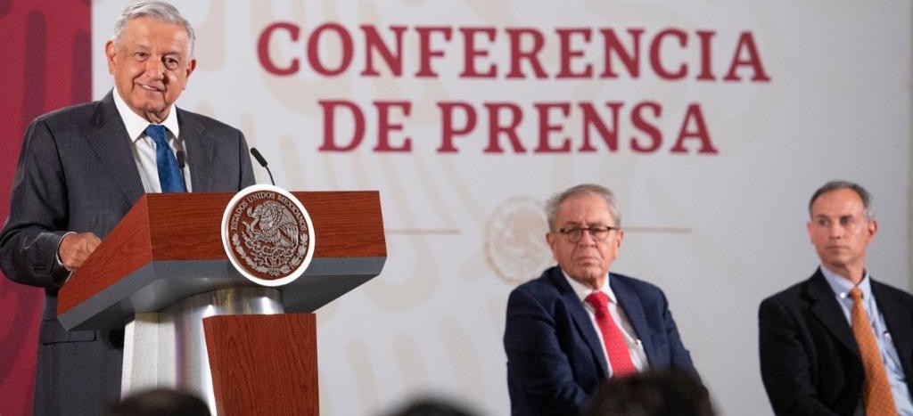 Ni besos ni saludos, pide Salud; AMLO dice que seguirá saludando en giras