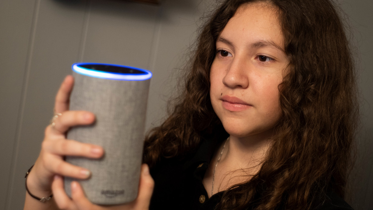 Niña hispana diseña aplicación para responder a dudas migratorias