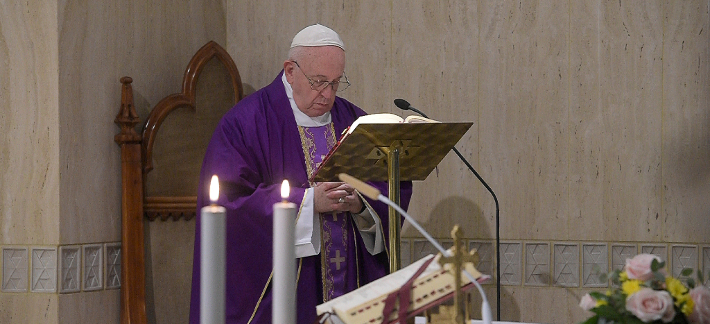 Papa Francisco sigue enfermo por segundo día; aplaza audiencias pero trabaja en su residencia