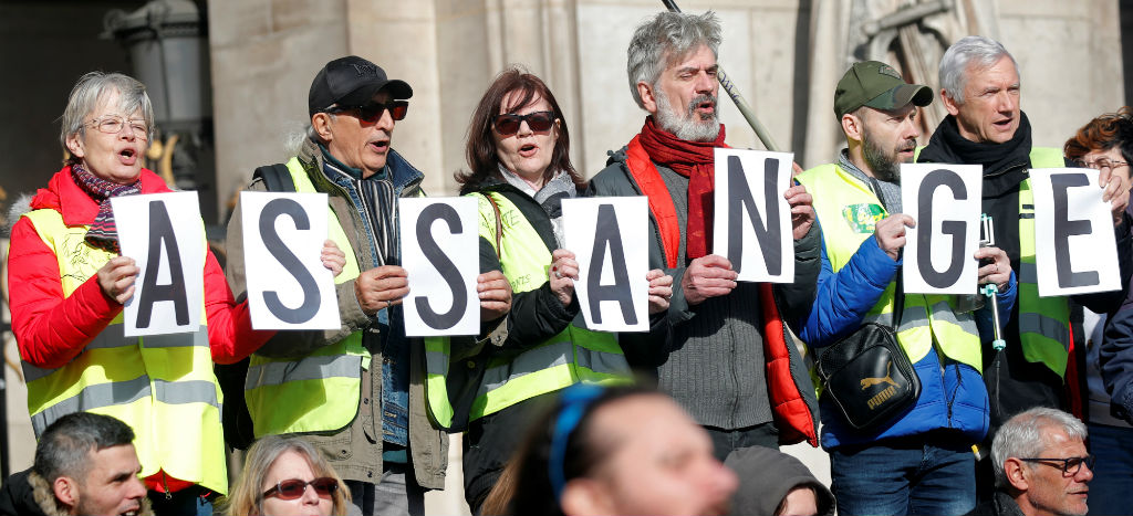 Previo a la audiencia de extradición, diputados australianos visitan a Assange