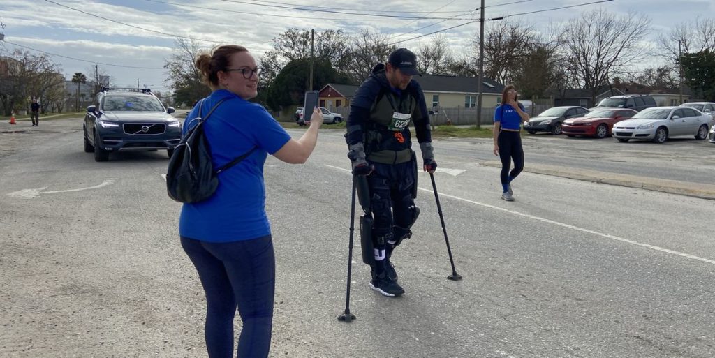 Récord de maratón destrozado en el maratón de Charleston por el hombre en el exoesqueleto