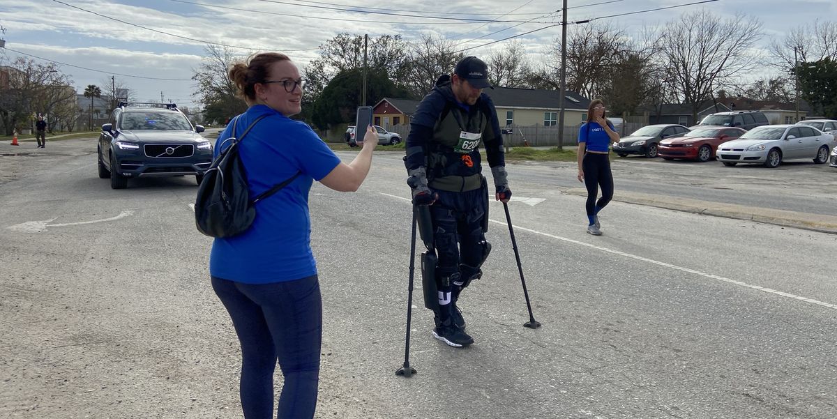 Récord de maratón destrozado en el maratón de Charleston por el hombre en el exoesqueleto