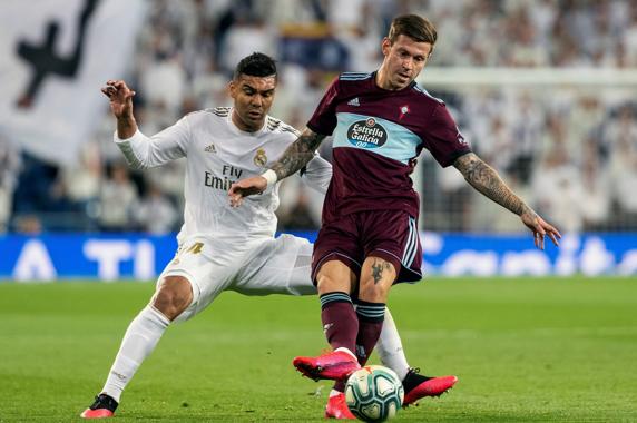 Smolov se deshace de Casemiro durante el encuentro