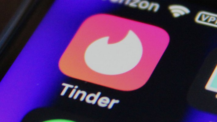 Tinder prueba nuevas características sociales, incluidas las indicaciones y la opción "Compartir en coincidencias"