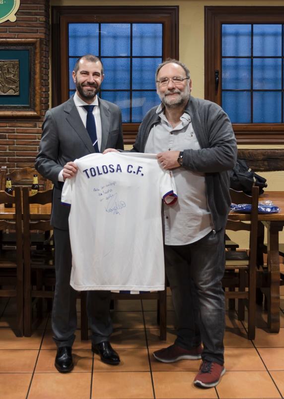 David Espinar, Director del Gabinete de Presidencia del Valladolid, entrega a Iñaki Maritxa, presidente del Tolosa, la camiseta enviada por Ronaldo