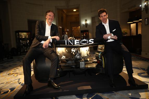 Sir Jim Ratcliffe y Toto Wolff en la presentación de los colores 2020 de Mercedes AMG-PETRONAS F1 Team