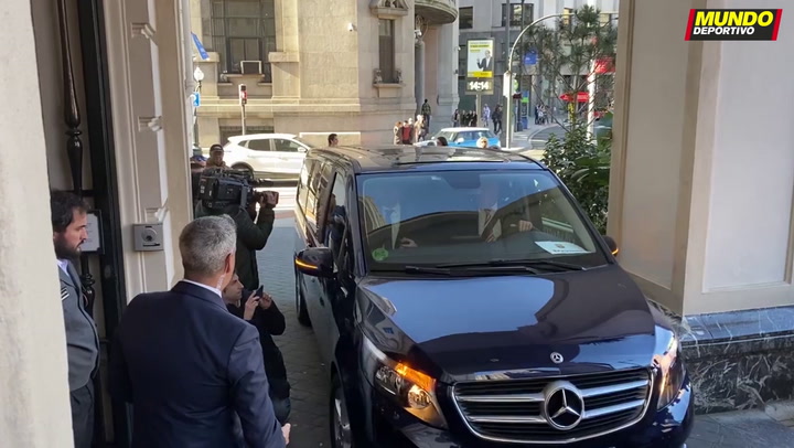 Llegada de Abidal y Umtiti al hotel del Barça en Bilbao