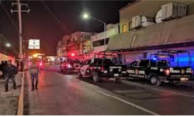 Una mujer acuchilla a tres mujeres en riña en un bar, se le quedaban viendo a su novio