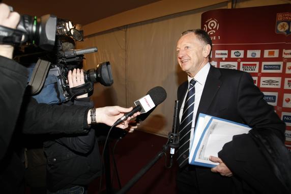 Jean-Michel Aulas, presidente del Olympique de Lyon, atiende a los medios.