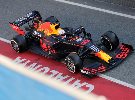 Verstappen, con su Red Bull en los test de F1 2020