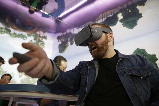 En esta foto de archivo del martes 4 de octubre de 2016, Dan Howley prueba los auriculares y el controlador de realidad virtual Google Daydream View después de un evento de producto, en San Francisco. Los auriculares de realidad virtual Daydream View de Google se distinguen al incluir un controlador de mano que responde a gestos y otros movimientos. Es un buen dispositivo por su precio, pero aún necesita más aplicaciones para hacer que su potencial sea más que un sueño. (Foto AP / Eric Risberg, Archivo) Lo más destacado de Daydream VR de Google es ... su controlador