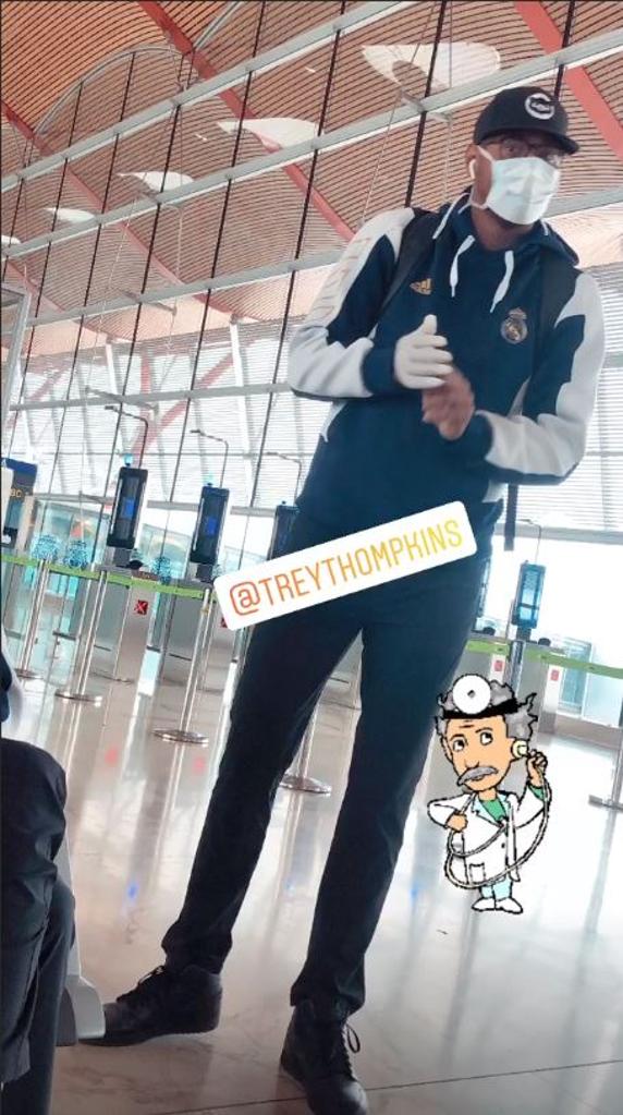 Trey Thompkins, con mascarilla en el aeropuerto.