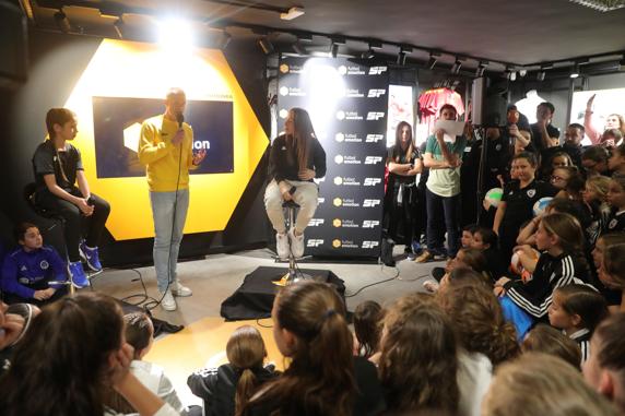 La guardameta profesional del Madrid CFF, Paola Ulloa (d), junto a la jugadora del Atlético de Madrid Alevín, Nuria Carracedo