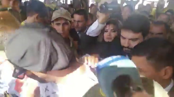 Ronaldinho fue aclamado a su llegada a Paraguay pero luego fue retenido