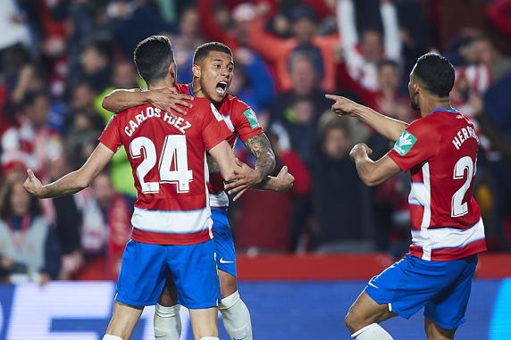 Carlos Fernandez celebra su gol al Athletic