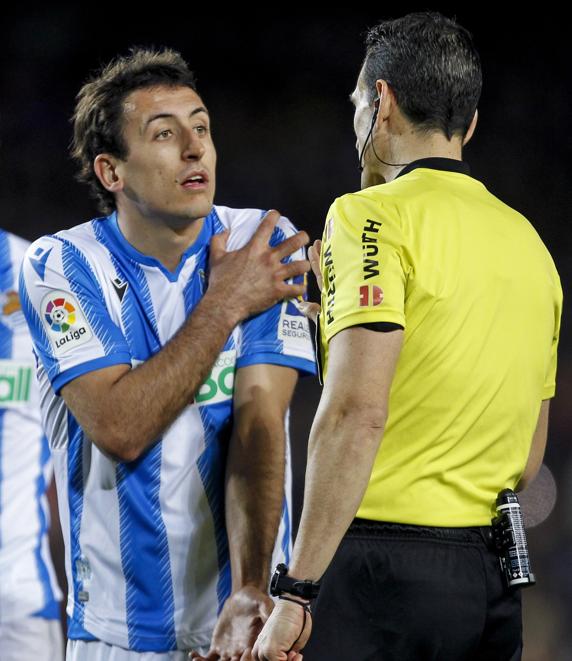 GRAF3200. BARCELONA, 07/03/2020.- El jugador de la Real Sociedad, Mikel Oyarzabal (i), protesta la jugada del penalti concedido por el colegiado Martínez Munuera a favor del FC Barcelona, durante el partido correspondiente a la jornada 27 de primera división disputado esta tarde en el estadio Camp Nou, en Barcelona. EFE/Quique Garcia.