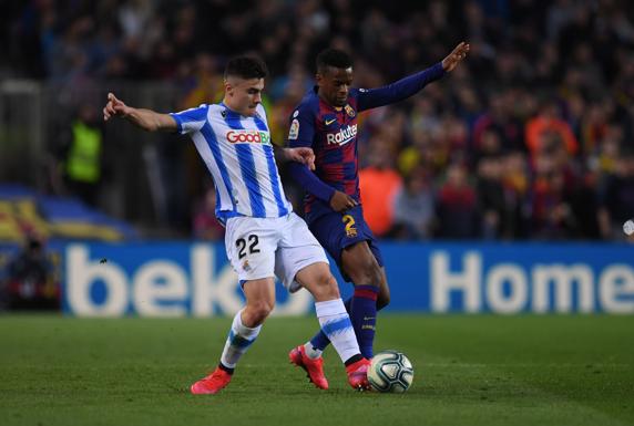 Barrenetxea disputa un balón con Semedo