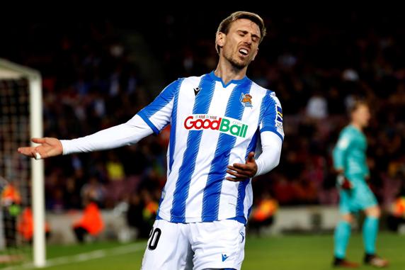 GRAF3159. BARCELONA, 07/03/2020.- El defensa de la Real Sociedad, Nacho Monreal, se lamenta de una jugada durante el encuentro correspondiente a la jordana 27 de primera división que han disputado esta tarde frente al FC Barcelona en el estadio del Camp Nou, en Barcelona. EFE/Toni Albir.