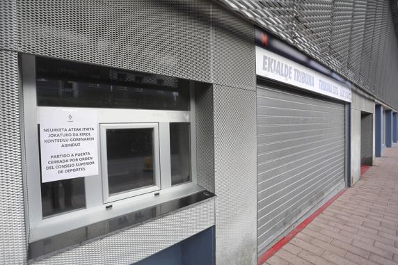 En lugar de colgar el habitual cartel de 'no hay billetes', se colocó éste en distintos lugares del campo de Ipuria