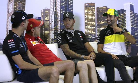 Nicholas Latifi, Sebastian Vettel, Lewis Hamilton y Daniel Ricciardo, en rueda de prensa en Melbourne