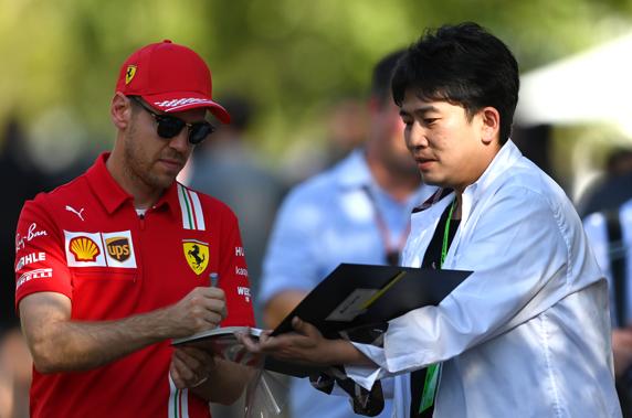 Pese a las restricciones en el GP de Australia de F1, Vettel no niega un autógrafo a un aficionado