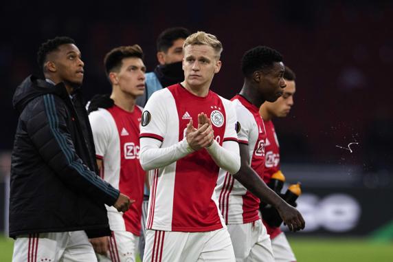 Donny van de Beek y sus compañeros, tras la eliminación contra el Getafe EFE/EPA/OLAF KRAAK