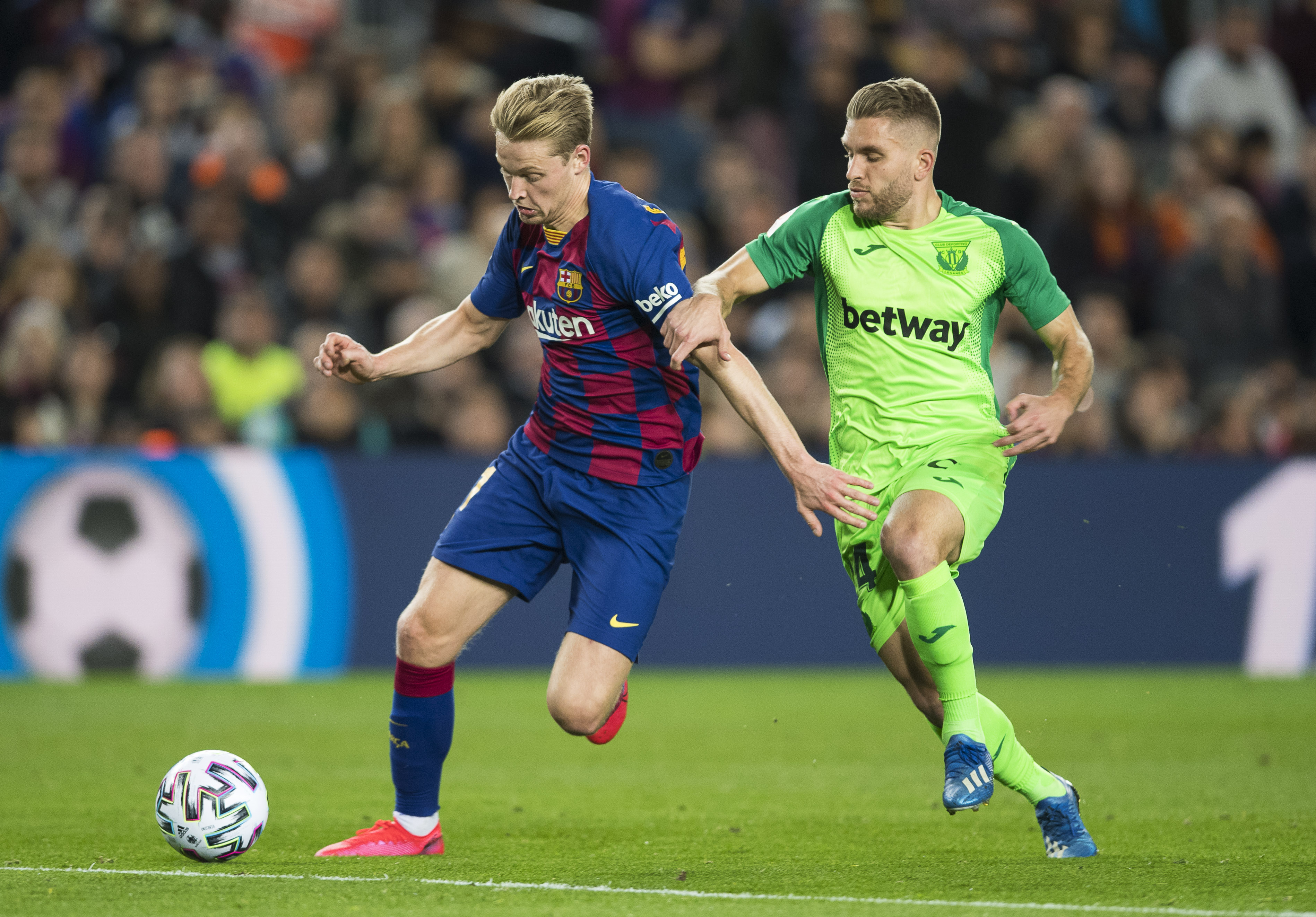 Kevin Rodrigues lucha por el balón con el barcelonista De Jong