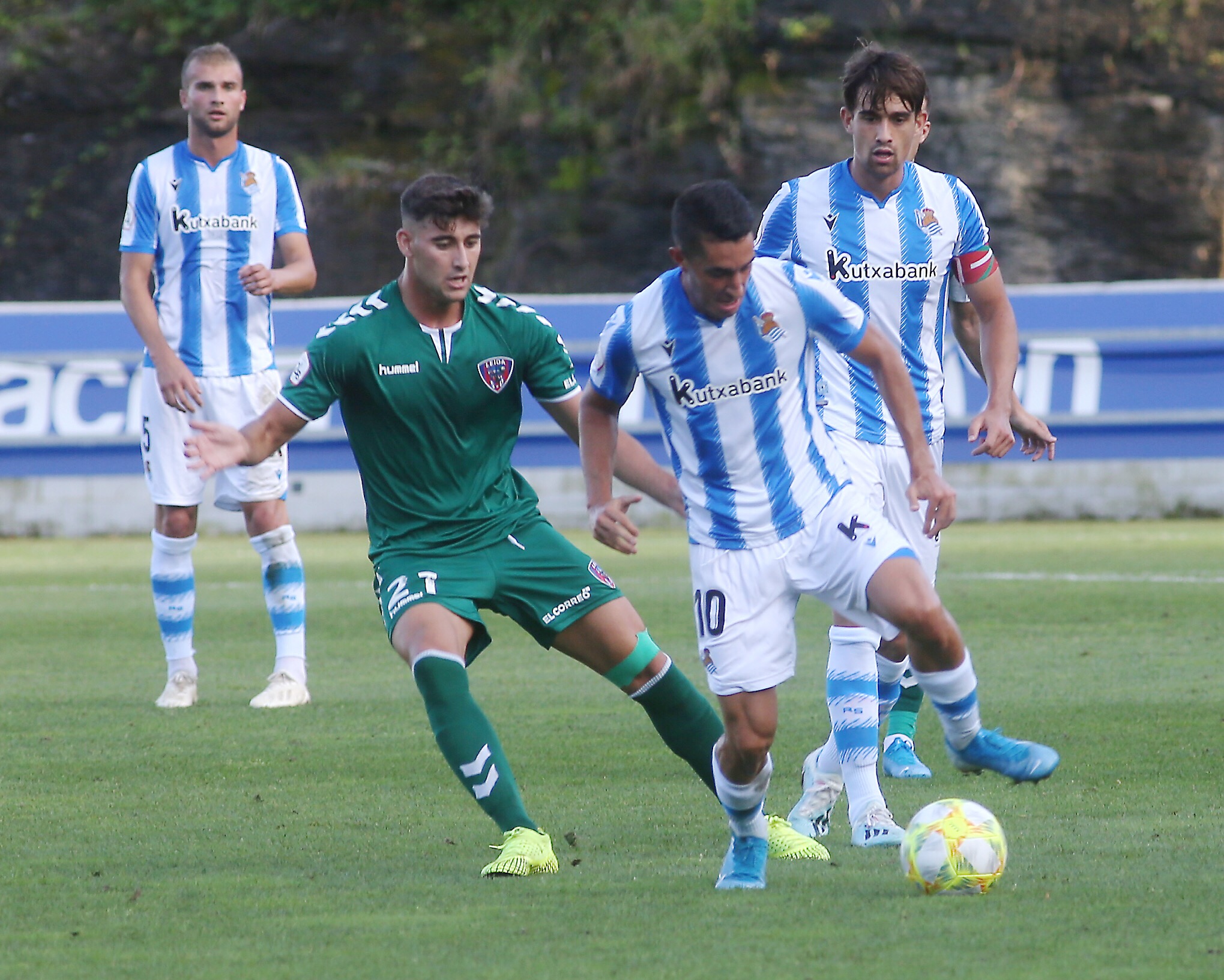 Roberto López controla un esférico en un encuentro del Sanse