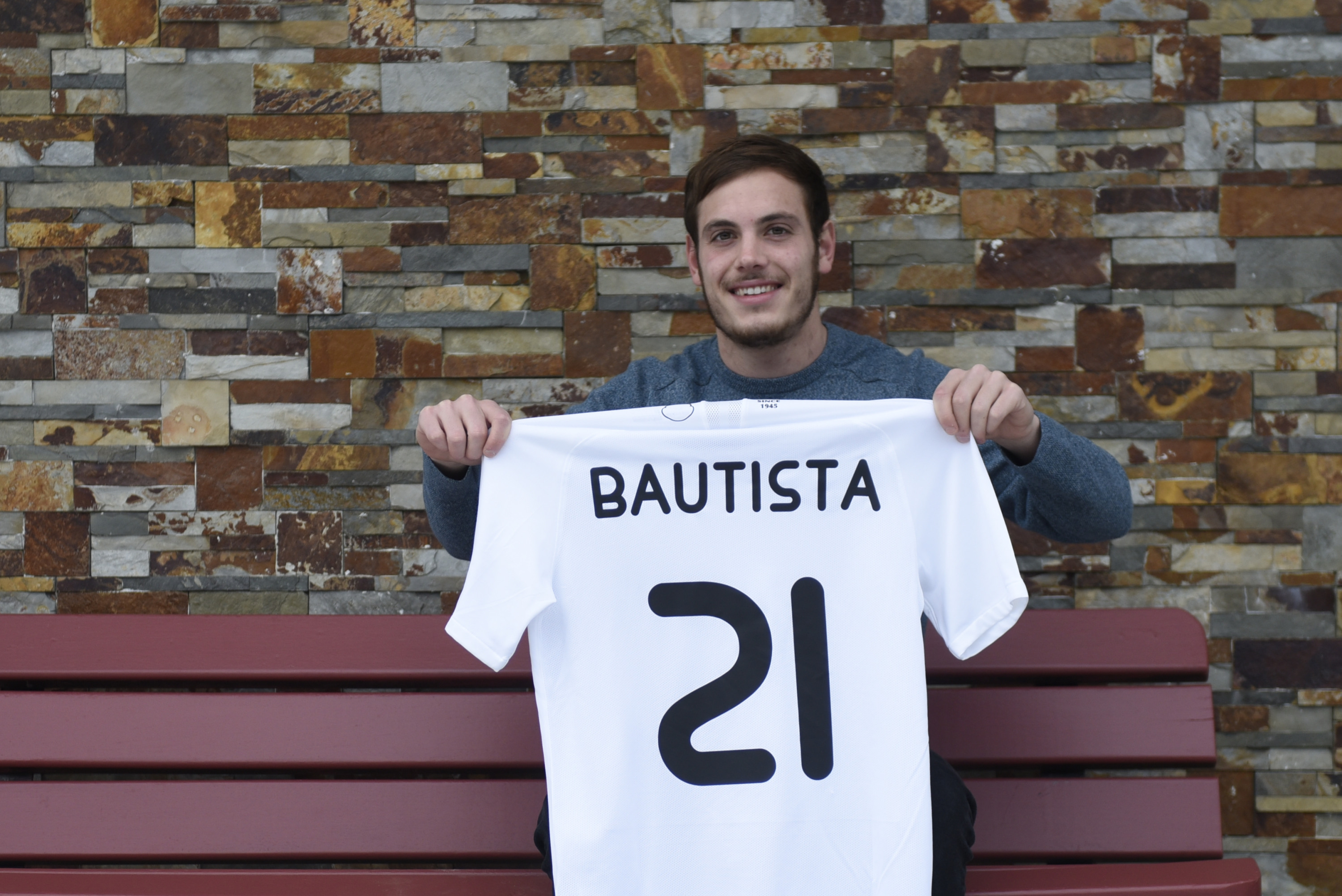Joan Bautista muestra su camiseta del Eupen