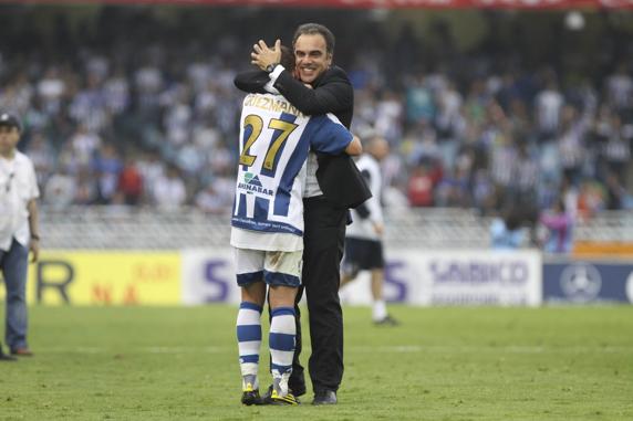 Lasarte se abraza a Griezmann tras la consecución del ascenso