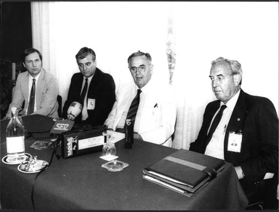 Stankovic, flanqueado por Pere Sust y Ernest Segura de Luna, que fueron presidentes de la Federación Española.