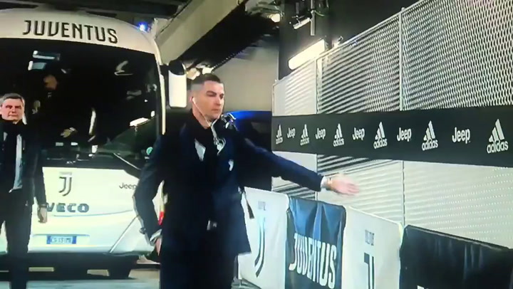 Cristiano Ronaldo choca la mano con aficionados 'invisibles' Cristiano Ronaldo choca la mano con aficionados 'invisibles'