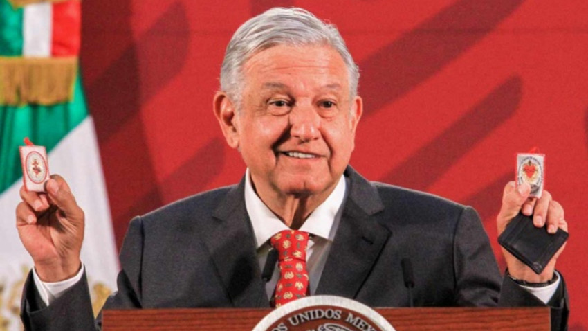 AMLO muestra sus “escudos protectores” contra la pandemia y desata críticas