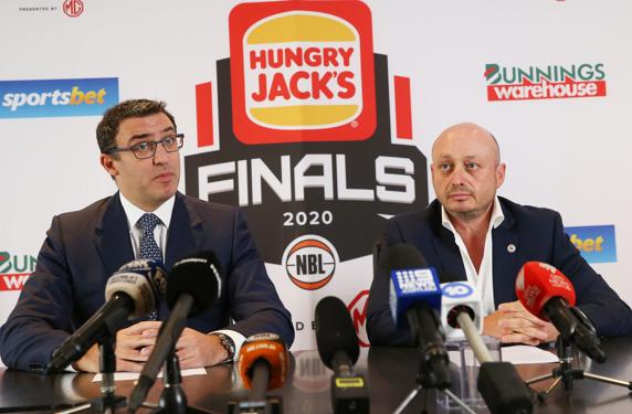 Los representantes de la liga de baloncesto de Australia, la NBL, el Comisionado Jeremy Loeliger y el director ejecutivo Larry Kestelman, tras la cancelación de la competición