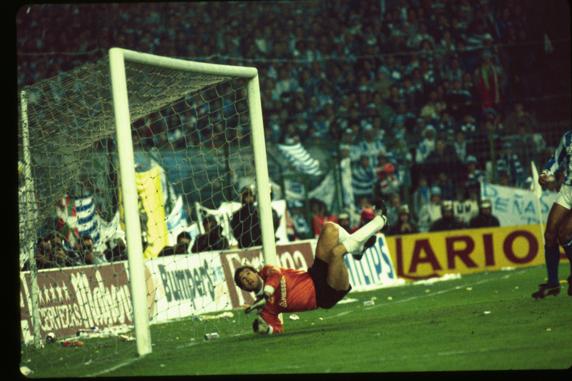 Arconada mira el balón tras su propio rechace